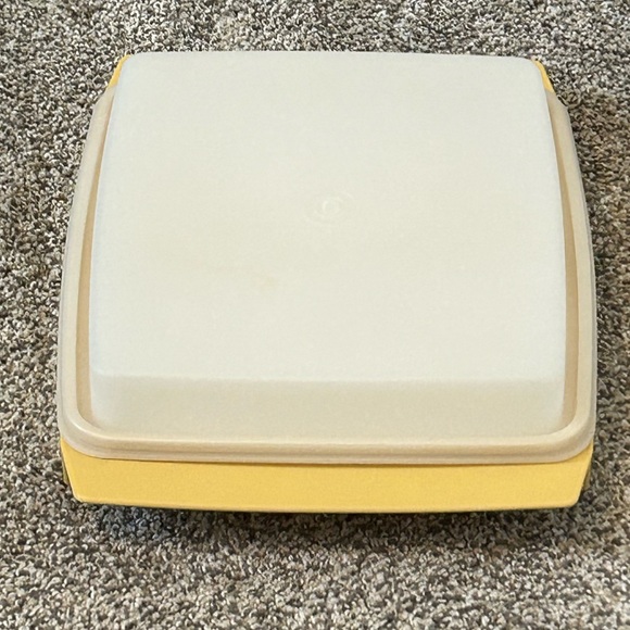 4 PC VINTAGE TUPPERWARE GOLD DEVILED EGG KEEPER CARRIER SERVER TRAY ~ LOOKS NEW - Picture 3 of 12
